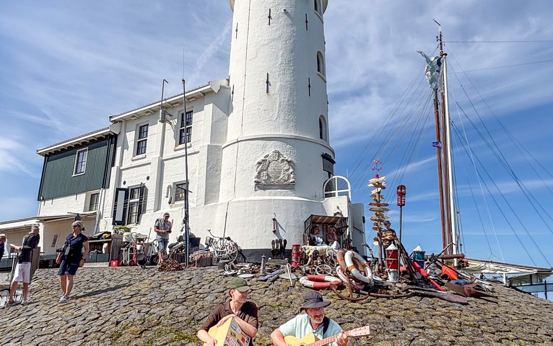 „Leuchtturm“ … gespielt direkt vor dem „Pferd von Marken“